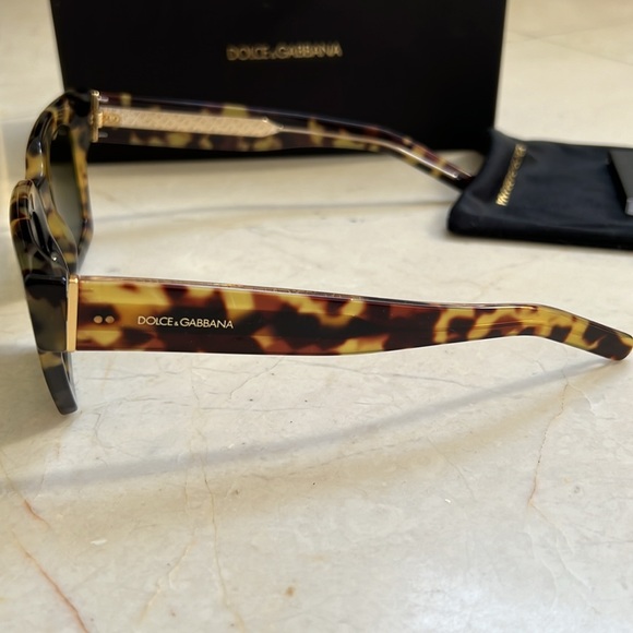Dolce & Gabbana- Unisex Tortoiseshell sunglasses with dust bag, case & box 😎 - Picture 2 of 3